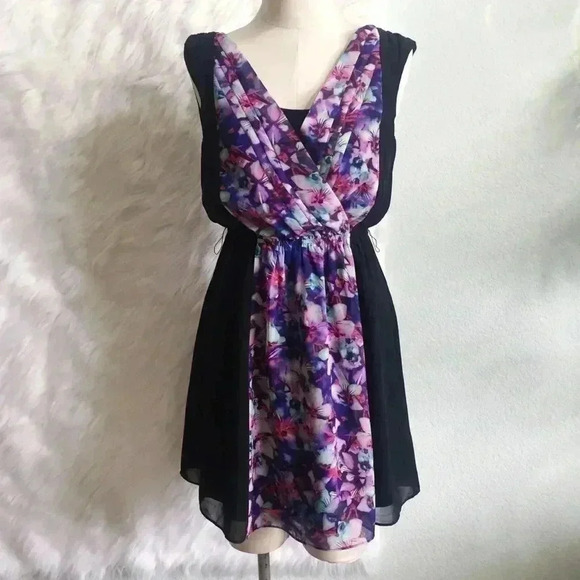Express Dresses & Skirts - Express V-Neck Chiffon Floral Panel Dress